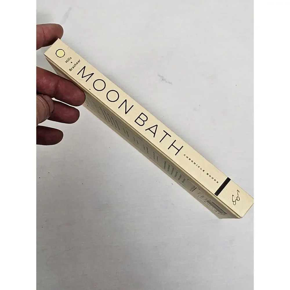 Moon Bath : Bathing Rituals and Recipes for Relaxation and Vitality - Picture 2 of 16